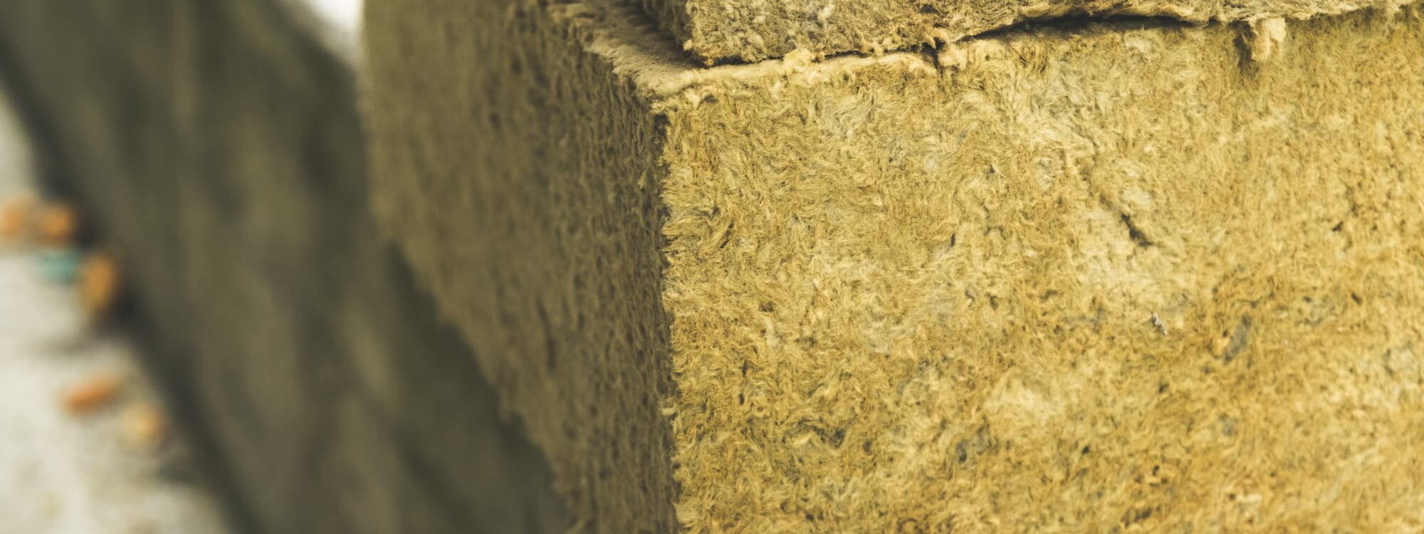 ADOBESTOCK_274308149 2000X750 | IDEA HABITAT 67 Laine de roche vs laine de verre : quel isolant choisir pour une isolation extérieure optimale ? Sélestat